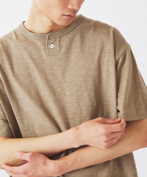 JOURNAL STANDARD relume(ジャーナルスタンダード レリューム)の「スラブ天竺 1ボタン ヘンリーネック Tシャツ(Tシャツ/カットソー・メンズ・カーキ/ブラックミックス/ホワイト×ホワイト・MEDIUM/LARGE)」の3枚目の写真