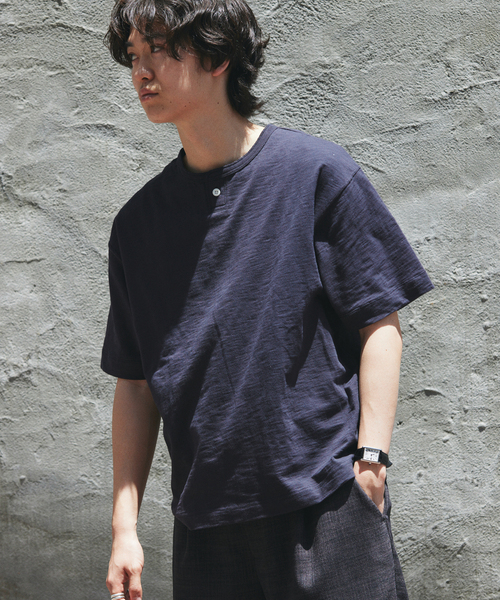 JOURNAL STANDARD relume(ジャーナルスタンダード レリューム)の「スラブ天竺 1ボタン ヘンリーネック Tシャツ(Tシャツ/カットソー・メンズ・カーキ/ブラックミックス/ホワイト×ホワイト・MEDIUM/LARGE)」の4枚目の写真