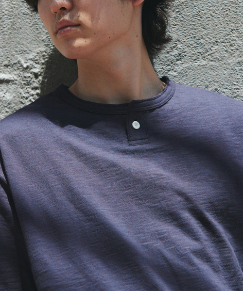 JOURNAL STANDARD relume(ジャーナルスタンダード レリューム)の「スラブ天竺 1ボタン ヘンリーネック Tシャツ(Tシャツ/カットソー・メンズ・カーキ/ブラックミックス/ホワイト×ホワイト・MEDIUM/LARGE)」の5枚目の写真