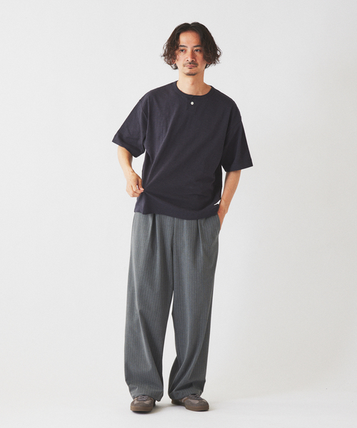 JOURNAL STANDARD relume(ジャーナルスタンダード レリューム)の「スラブ天竺 1ボタン ヘンリーネック Tシャツ(Tシャツ/カットソー・メンズ・カーキ/ブラックミックス/ホワイト×ホワイト・MEDIUM/LARGE)」の7枚目の写真