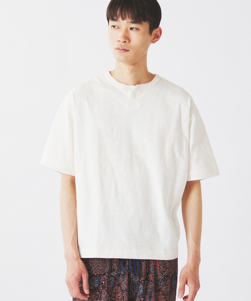 JOURNAL STANDARD relume(ジャーナルスタンダード レリューム)の「スラブ天竺 1ボタン ヘンリーネック Tシャツ(Tシャツ/カットソー・メンズ・カーキ/ブラックミックス/ホワイト×ホワイト・MEDIUM/LARGE)」の15枚目の写真