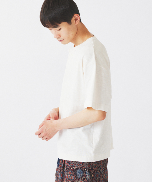 JOURNAL STANDARD relume(ジャーナルスタンダード レリューム)の「スラブ天竺 1ボタン ヘンリーネック Tシャツ(Tシャツ/カットソー・メンズ・カーキ/ブラックミックス/ホワイト×ホワイト・MEDIUM/LARGE)」の16枚目の写真