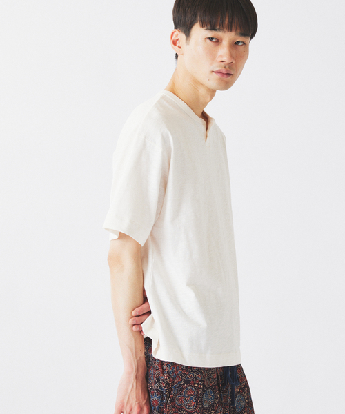 JOURNAL STANDARD relume(ジャーナルスタンダード レリューム)の「スラブ天竺 1ボタン ヘンリーネック Tシャツ(Tシャツ/カットソー・メンズ・カーキ/ブラックミックス/ホワイト×ホワイト・MEDIUM/LARGE)」の17枚目の写真