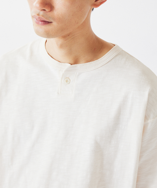 JOURNAL STANDARD relume(ジャーナルスタンダード レリューム)の「スラブ天竺 1ボタン ヘンリーネック Tシャツ(Tシャツ/カットソー・メンズ・カーキ/ブラックミックス/ホワイト×ホワイト・MEDIUM/LARGE)」の18枚目の写真