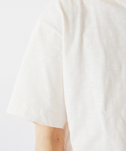 JOURNAL STANDARD relume(ジャーナルスタンダード レリューム)の「スラブ天竺 1ボタン ヘンリーネック Tシャツ(Tシャツ/カットソー・メンズ・カーキ/ブラックミックス/ホワイト×ホワイト・MEDIUM/LARGE)」の19枚目の写真