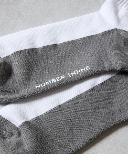 NUMBER (N)INE(ナンバーナイン)の「100% FINE COTTON 2-PACK PLAIN TWO-TONE RIB SOCKS / ファイン コットン100% 2パック プレーン ツートーン リブ ソックス(ソックス/靴下・メンズ・ブラック×グレー/ホワイト×グレー・25~27cm)」の9枚目の写真