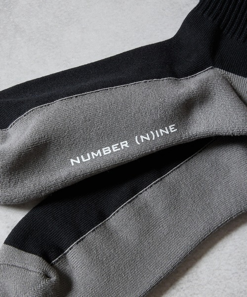 NUMBER (N)INE(ナンバーナイン)の「100% FINE COTTON 2-PACK PLAIN TWO-TONE RIB SOCKS / ファイン コットン100% 2パック プレーン ツートーン リブ ソックス(ソックス/靴下・メンズ・ブラック×グレー/ホワイト×グレー・25~27cm)」の4枚目の写真