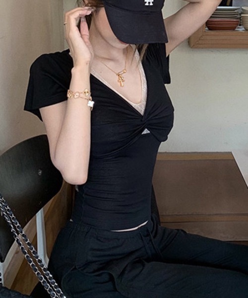 Alvia（アルビア）の「バレエコア風 レースVネックギャザートップス｜韓国ファッション・細見え・スタイルアップ半袖Tシャツ（Tシャツ/カットソー・レディース・ホワイト/ブラック・M）」の12枚目の写真