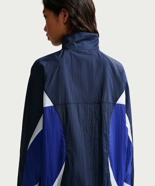 NIKE(ナイキ)の「ナイキ スポーツウェア ウィメンズ オーバーサイズド トラックジャケット / Nike Sportswear Women's Oversized Track Jacket IM8402-411 Midnight Navy(ナイロンジャケット・レディース・ネイビー・S/L/M/XL/XS)」の2枚目の写真