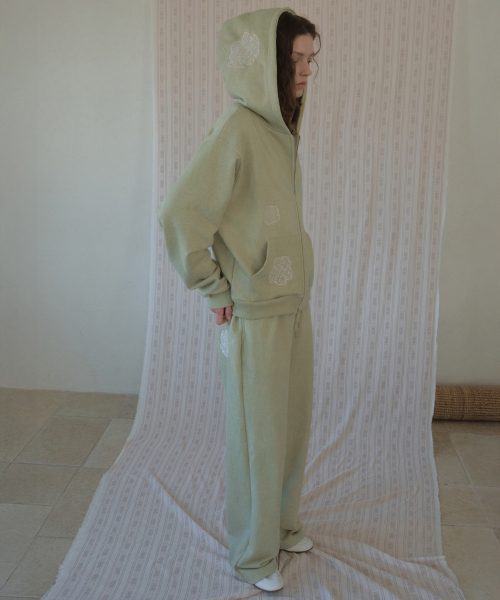 OURNOSTALGIA（アワー ノスタルジア）の「Lace Applique Pigment Sweatpants_Dusty green(O26PT03)（その他パンツ・レディース・ライトグリーン・FREE）」の2枚目の写真