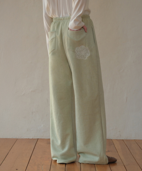 OURNOSTALGIA（アワー ノスタルジア）の「Lace Applique Pigment Sweatpants_Dusty green(O26PT03)（その他パンツ・レディース・ライトグリーン・FREE）」の4枚目の写真