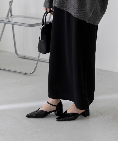 menue(メヌエ)の「Vカット アンクルストラップ ヒール パンプス(パンプス・レディース・ダークブラウン/レッド/ブラック・21.5cm/25.0cm/22.0cm/24.5cm/24.0cm/23.5cm/23.0cm/22.5cm/26.0cm/25.5cm)」の8枚目の写真