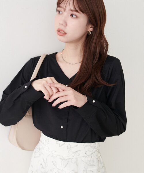natural couture(ナチュラルクチュール)の「【sherbet line】接触冷感パール釦ブラウス(シャツ/ブラウス・レディース・ブラック/ベージュ/ミント/オフホワイト/ピンクベージュ・FREE)」の10枚目の写真