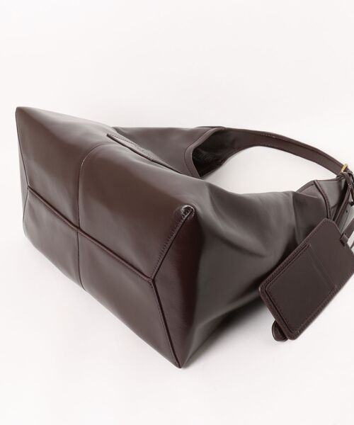 MARC JACOBS（マークジェイコブス）の「THE CRINKLE BELTED SACK BAG/クリンクル ベルテッド サック バッグ（ショルダーバッグ・レディース・ダークブラウン・ONE SIZE）」の7枚目の写真