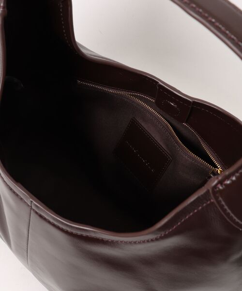 MARC JACOBS（マークジェイコブス）の「THE CRINKLE BELTED SACK BAG/クリンクル ベルテッド サック バッグ（ショルダーバッグ・レディース・ダークブラウン・ONE SIZE）」の8枚目の写真