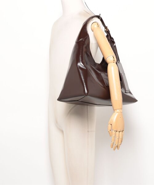 MARC JACOBS（マークジェイコブス）の「THE CRINKLE BELTED SACK BAG/クリンクル ベルテッド サック バッグ（ショルダーバッグ・レディース・ダークブラウン・ONE SIZE）」の9枚目の写真