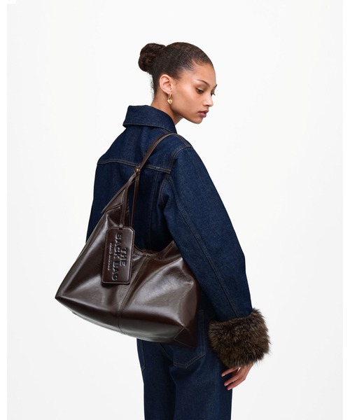 MARC JACOBS（マークジェイコブス）の「THE CRINKLE BELTED SACK BAG/クリンクル ベルテッド サック バッグ（ショルダーバッグ・レディース・ダークブラウン・ONE SIZE）」の2枚目の写真