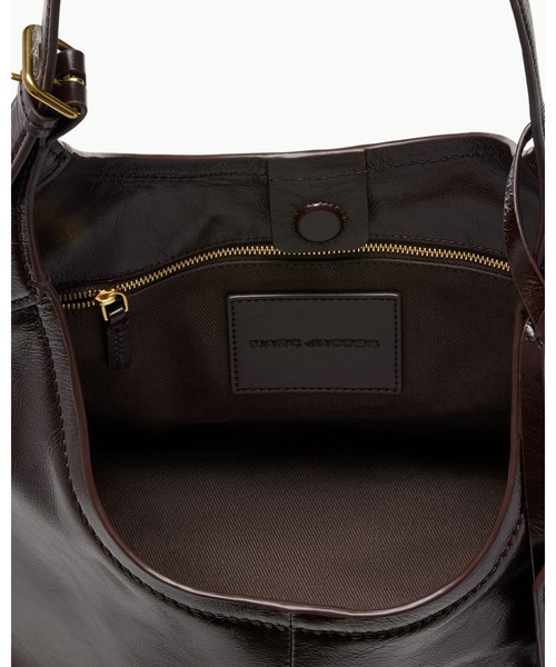 MARC JACOBS（マークジェイコブス）の「THE CRINKLE BELTED SACK BAG/クリンクル ベルテッド サック バッグ（ショルダーバッグ・レディース・ダークブラウン・ONE SIZE）」の4枚目の写真