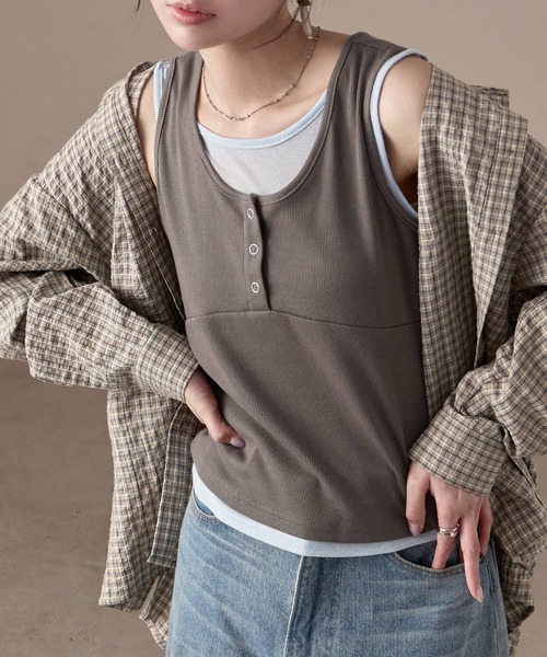 Fashion Letter（ファッションレター）の「リブ×シアーリブ レイヤード風ヘンリーネックタンクトップ（タンクトップ・レディース・ブラウン/グレー/ネイビー/ブラック・M）」の3枚目の写真