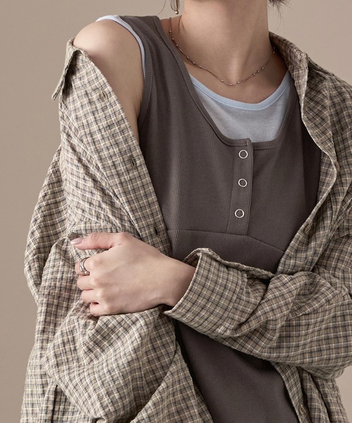 Fashion Letter（ファッションレター）の「リブ×シアーリブ レイヤード風ヘンリーネックタンクトップ（タンクトップ・レディース・ブラウン/グレー/ネイビー/ブラック・M）」の6枚目の写真