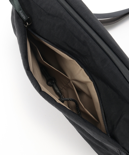 417 EDIFICE（フォーワンセブンエディフィス）の「BELLROY Lite Sling（ショルダーバッグ・メンズ・チャコールグレー/ブラック・FREE）」の9枚目の写真