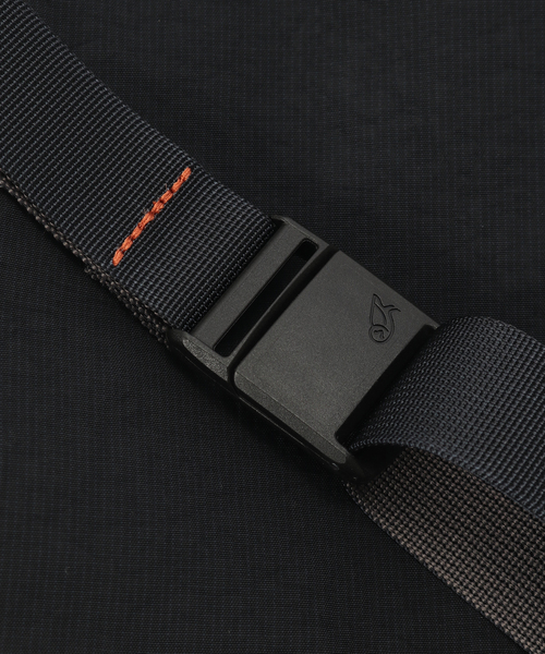 417 EDIFICE（フォーワンセブンエディフィス）の「BELLROY Lite Sling（ショルダーバッグ・メンズ・チャコールグレー/ブラック・FREE）」の10枚目の写真