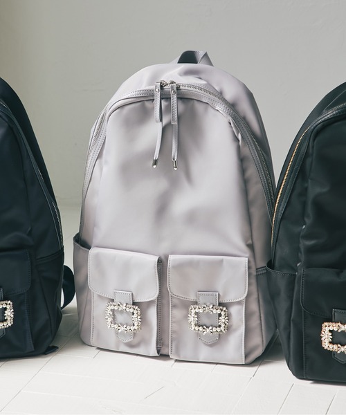 tocco closet(トッコ クローゼット)の「ビジューバックル付きナイロンバッグ(バックパック/リュック・レディース・ブラック/ネイビー/グレー・FREE)」の2枚目の写真