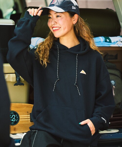 KELTY(ケルティ)の「KELTY/ケルティ 限定展開 KELTY×FREAK'S STORE/ケルティ 別注 ワンポイント ヴィンテージロゴ プルオーバーパーカー/フーディー(パーカー・メンズ・ブラウン/ブラック/ネイビー/チャコールグレー/ライトグレー/オフホワイト/ベージュ・MEDIUM/X-LARGE/SMALL/LARGE)」の2枚目の写真