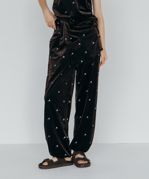 CREDONA(クレドナ)の「FLOWER EMBROIDERY VELOR PANTS/フラワーエンブロイダリーベロアパンツ(その他パンツ・レディース・ブラック/ブラウン・FREE)」の2枚目の写真