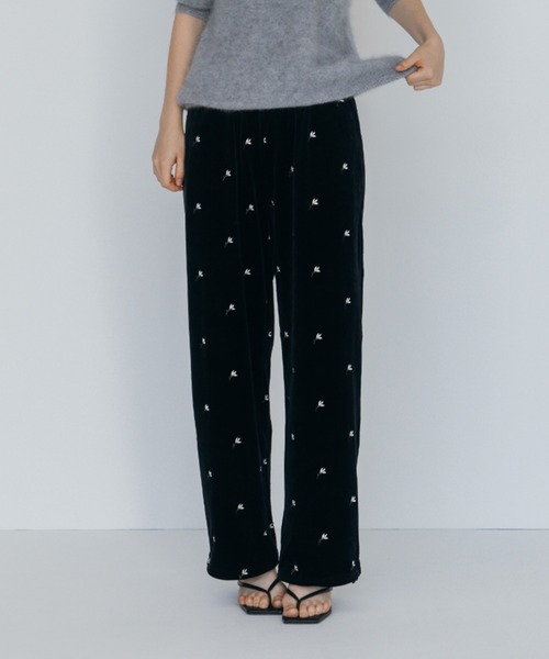 CREDONA(クレドナ)の「FLOWER EMBROIDERY VELOR PANTS/フラワーエンブロイダリーベロアパンツ(その他パンツ・レディース・ブラック/ブラウン・FREE)」の1枚目の写真