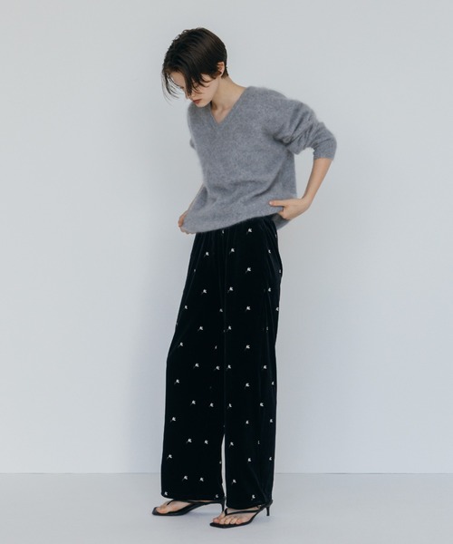 CREDONA(クレドナ)の「FLOWER EMBROIDERY VELOR PANTS/フラワーエンブロイダリーベロアパンツ(その他パンツ・レディース・ブラック/ブラウン・FREE)」の5枚目の写真