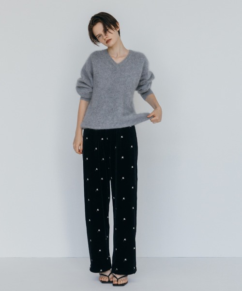 CREDONA(クレドナ)の「FLOWER EMBROIDERY VELOR PANTS/フラワーエンブロイダリーベロアパンツ(その他パンツ・レディース・ブラック/ブラウン・FREE)」の3枚目の写真