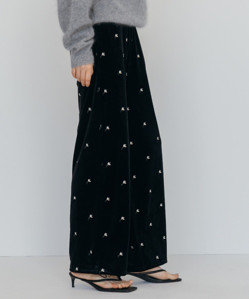 CREDONA(クレドナ)の「FLOWER EMBROIDERY VELOR PANTS/フラワーエンブロイダリーベロアパンツ(その他パンツ・レディース・ブラック/ブラウン・FREE)」の8枚目の写真