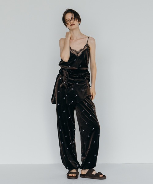 CREDONA(クレドナ)の「FLOWER EMBROIDERY VELOR PANTS/フラワーエンブロイダリーベロアパンツ(その他パンツ・レディース・ブラック/ブラウン・FREE)」の10枚目の写真