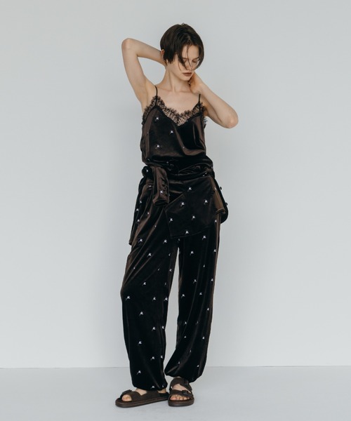 CREDONA(クレドナ)の「FLOWER EMBROIDERY VELOR PANTS/フラワーエンブロイダリーベロアパンツ(その他パンツ・レディース・ブラック/ブラウン・FREE)」の11枚目の写真