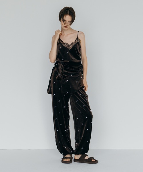 CREDONA(クレドナ)の「FLOWER EMBROIDERY VELOR PANTS/フラワーエンブロイダリーベロアパンツ(その他パンツ・レディース・ブラック/ブラウン・FREE)」の4枚目の写真