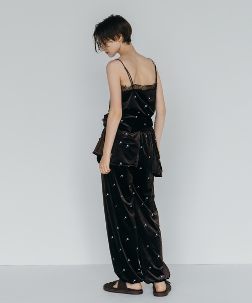 CREDONA(クレドナ)の「FLOWER EMBROIDERY VELOR PANTS/フラワーエンブロイダリーベロアパンツ(その他パンツ・レディース・ブラック/ブラウン・FREE)」の12枚目の写真