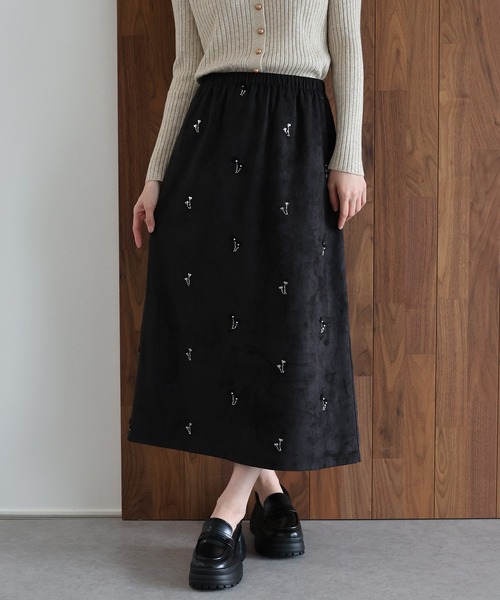 J by blue(ジェイバイブルー)の「フラワー刺繍スウェードタイトスカート(スカート・レディース・アイボリー/キャメル/ブラック・MEDIUM)」の2枚目の写真