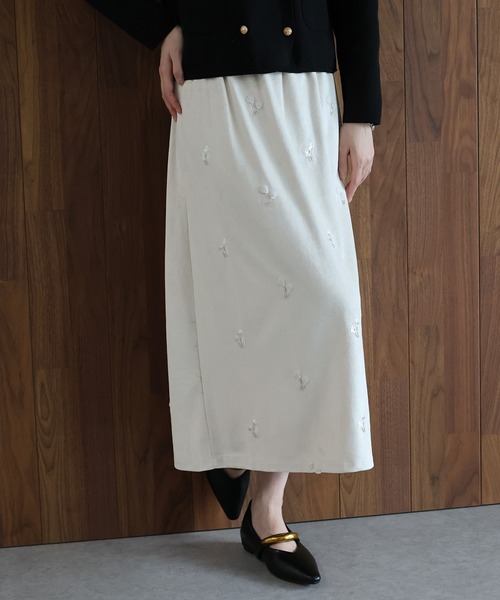 J by blue(ジェイバイブルー)の「フラワー刺繍スウェードタイトスカート(スカート・レディース・アイボリー/キャメル/ブラック・MEDIUM)」の4枚目の写真