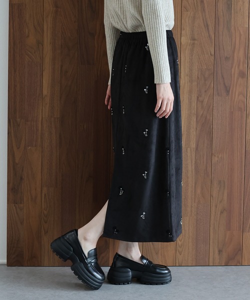 J by blue(ジェイバイブルー)の「フラワー刺繍スウェードタイトスカート(スカート・レディース・アイボリー/キャメル/ブラック・MEDIUM)」の8枚目の写真