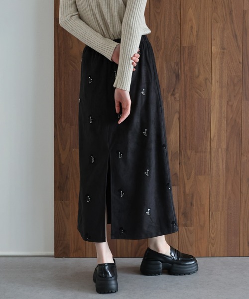 J by blue(ジェイバイブルー)の「フラワー刺繍スウェードタイトスカート(スカート・レディース・アイボリー/キャメル/ブラック・MEDIUM)」の9枚目の写真