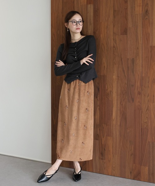 J by blue(ジェイバイブルー)の「フラワー刺繍スウェードタイトスカート(スカート・レディース・アイボリー/キャメル/ブラック・MEDIUM)」の7枚目の写真