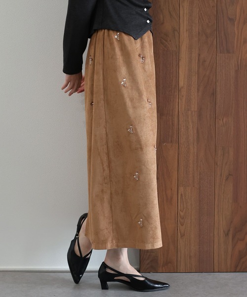 J by blue(ジェイバイブルー)の「フラワー刺繍スウェードタイトスカート(スカート・レディース・アイボリー/キャメル/ブラック・MEDIUM)」の6枚目の写真