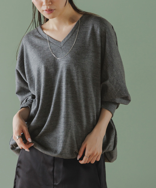 COGTHEBIGSMOKE(コグザビッグスモーク)の「COG THE BIGSMOKE/コグザビッグスモーク ORI V NECK TOP(Tシャツ/カットソー・レディース・ライトグレー/アイボリー/レッド・FREE)」の1枚目の写真
