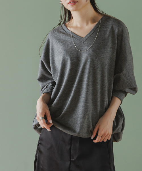 COGTHEBIGSMOKE(コグザビッグスモーク)の「COG THE BIGSMOKE/コグザビッグスモーク ORI V NECK TOP(Tシャツ/カットソー・レディース・ライトグレー/アイボリー/レッド・FREE)」の4枚目の写真