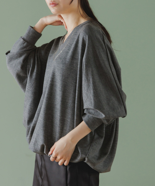 COGTHEBIGSMOKE(コグザビッグスモーク)の「COG THE BIGSMOKE/コグザビッグスモーク ORI V NECK TOP(Tシャツ/カットソー・レディース・ライトグレー/アイボリー/レッド・FREE)」の5枚目の写真