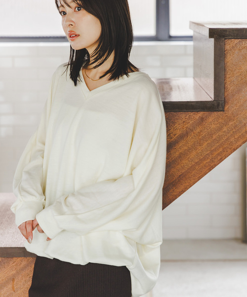 COGTHEBIGSMOKE(コグザビッグスモーク)の「COG THE BIGSMOKE/コグザビッグスモーク ORI V NECK TOP(Tシャツ/カットソー・レディース・ライトグレー/アイボリー/レッド・FREE)」の16枚目の写真