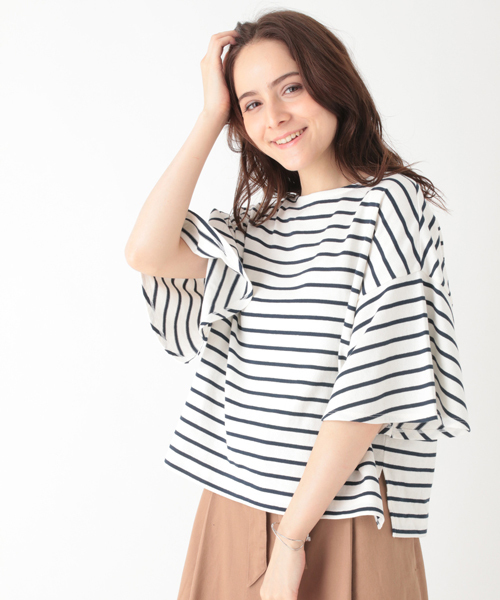 earth music&ecology（アースミュージックアンドエコロジー）の「ビックマリンボーダーフレアスリーブプルオーバー（Tシャツ/カットソー・レディース・オフホワイト/ネイビー/杢グレー/ブラウン・FREE）」の2枚目の写真