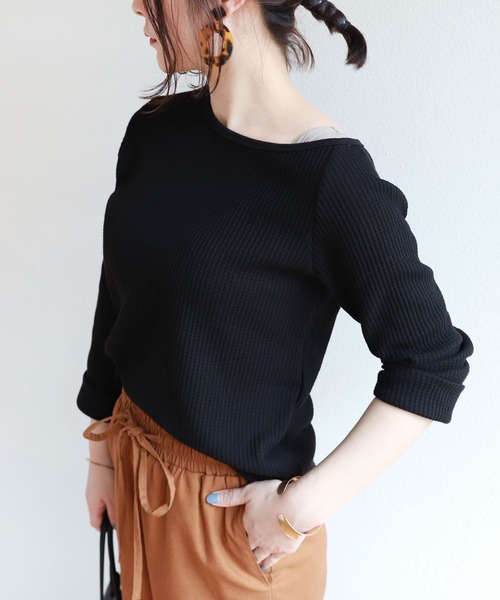 andme(アンドミー)の「ワッフル長袖アシメネックTシャツ(Tシャツ/カットソー・レディース・ブラック/ベージュ/オフホワイト/グレー系その他/カーキ・M/L)」の3枚目の写真