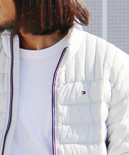 TOMMY HILFIGER(トミーヒルフィガー)の「Tommy Hilfiger/トミーヒルフィガー CLASSIC NYLON DOWN FILLED LOGO PACKABLE ダウンジャケット(ダウンジャケット/コート)」|ライトグレー